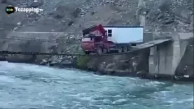 Suspendido en un puente colgante de Turquía