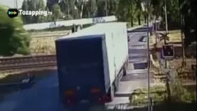 Tozapping.tv Increíble suceso Camión sobrevive tras ser arrollado por tren en paso a nivel