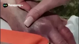 Tozapping.tv ¡Libérate sin esfuerzo! Cómo quitar un anillo atascado en el dedo de una mujer utilizando una cinta de ropa