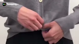 Tozapping.tv Cómo abrocharse correctamente una rebeca o cárdigan Guía paso a paso